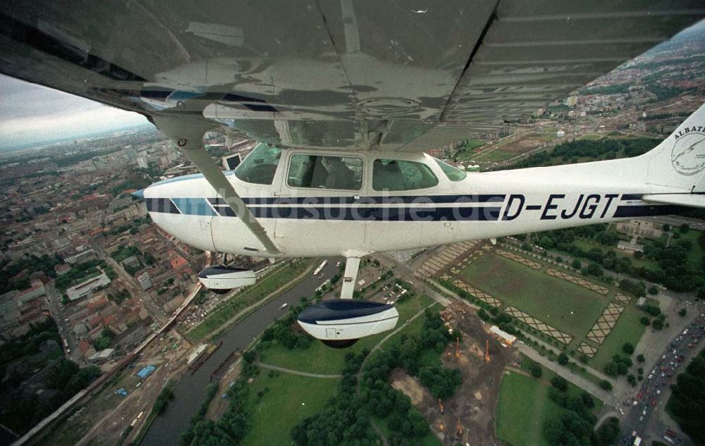 Berlin aus der Vogelperspektive: Cessna 172 im Verbandsflug bei Luftaufnahmen über Berlin Tiergarten und Reichstag 06.1995