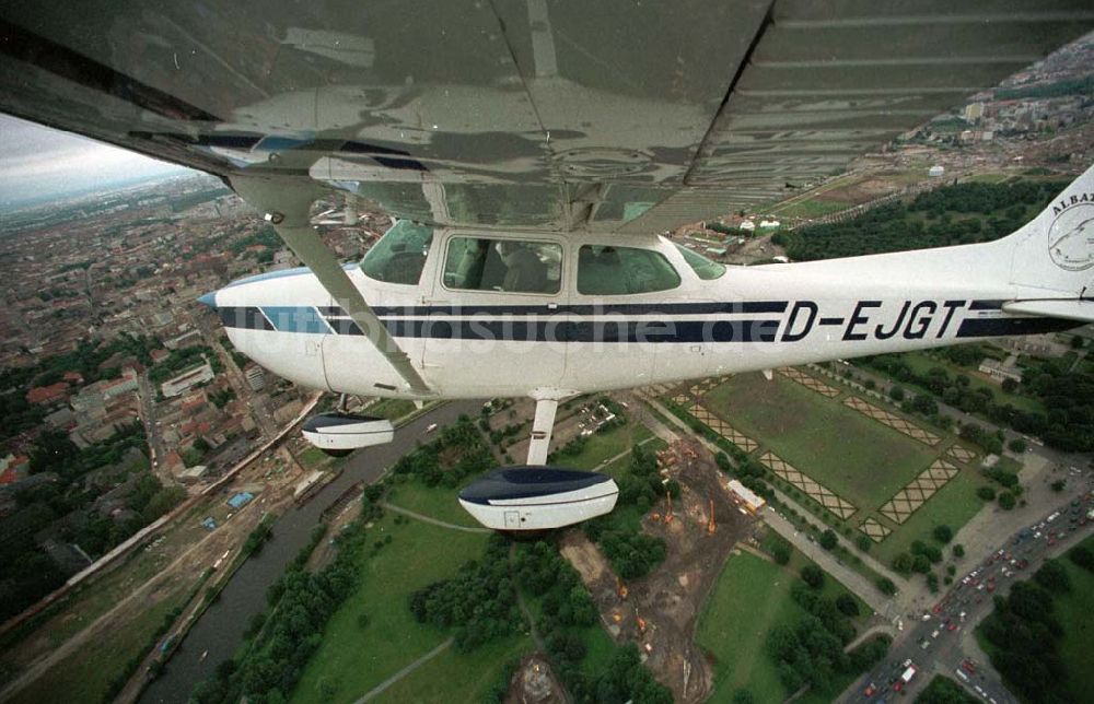 Luftbild Berlin - Cessna 172 im Verbandsflug bei Luftaufnahmen über Berlin Tiergarten und Reichstag 06.1995