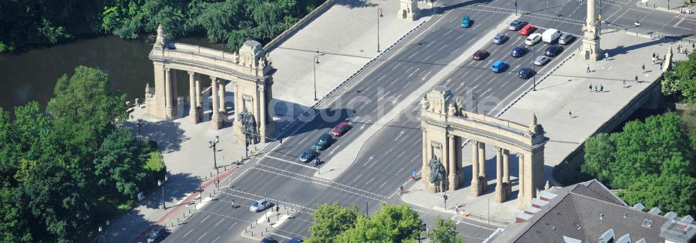 Berlin aus der Vogelperspektive: Charlottenburger Tor an der Charlottenburger Brücke über den Landwehrkanal in Berlin Charlottenburg