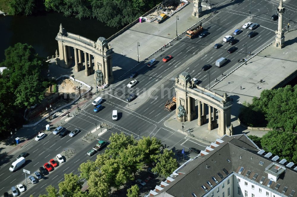 Berlin von oben - Charlottenburger Tor an der Straße des 17. Juni in Berlin