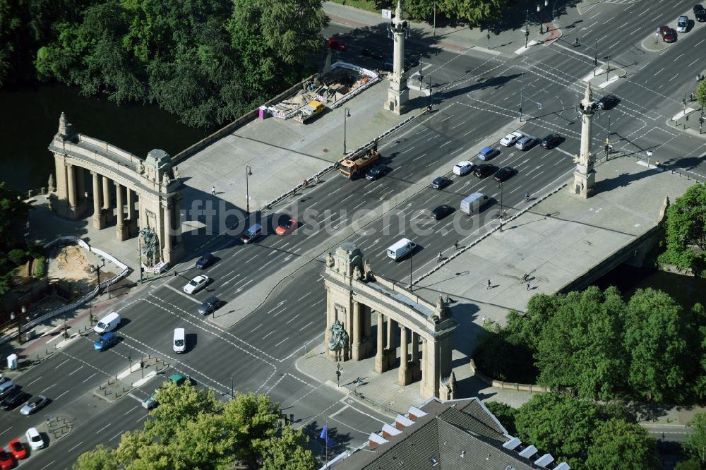 Berlin aus der Vogelperspektive: Charlottenburger Tor an der Straße des 17. Juni in Berlin