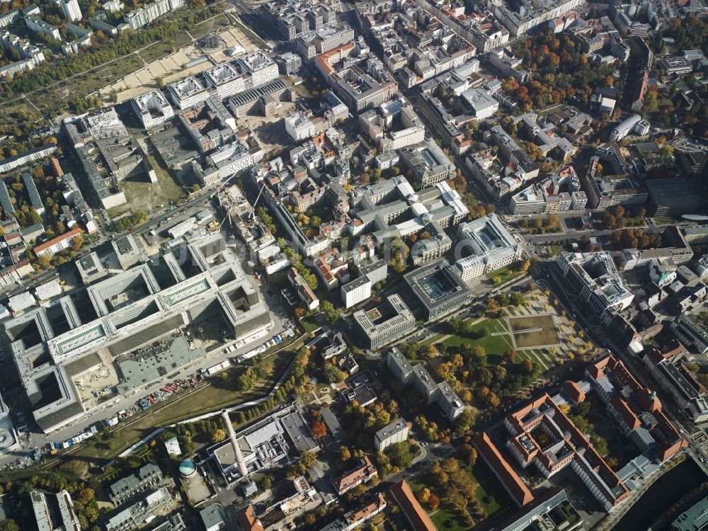 Berlin aus der Vogelperspektive: Chausseestraße und Invalidenstraße im Bezirk Mitte in Berlin