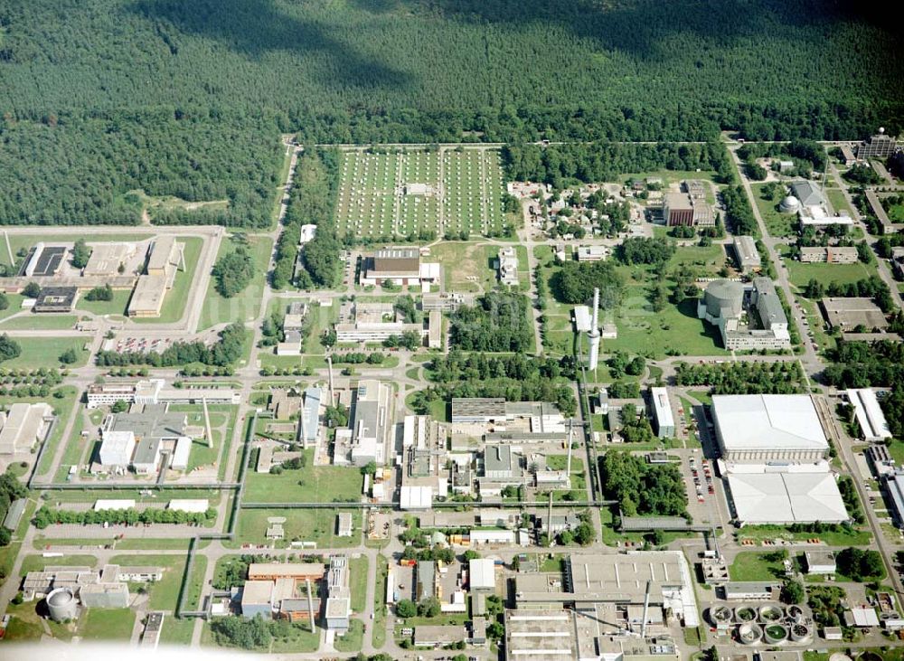 Linkenheim - Hochstetten aus der Vogelperspektive: Chemieindustriekomplex bri Linkenheim - Hochstetten.