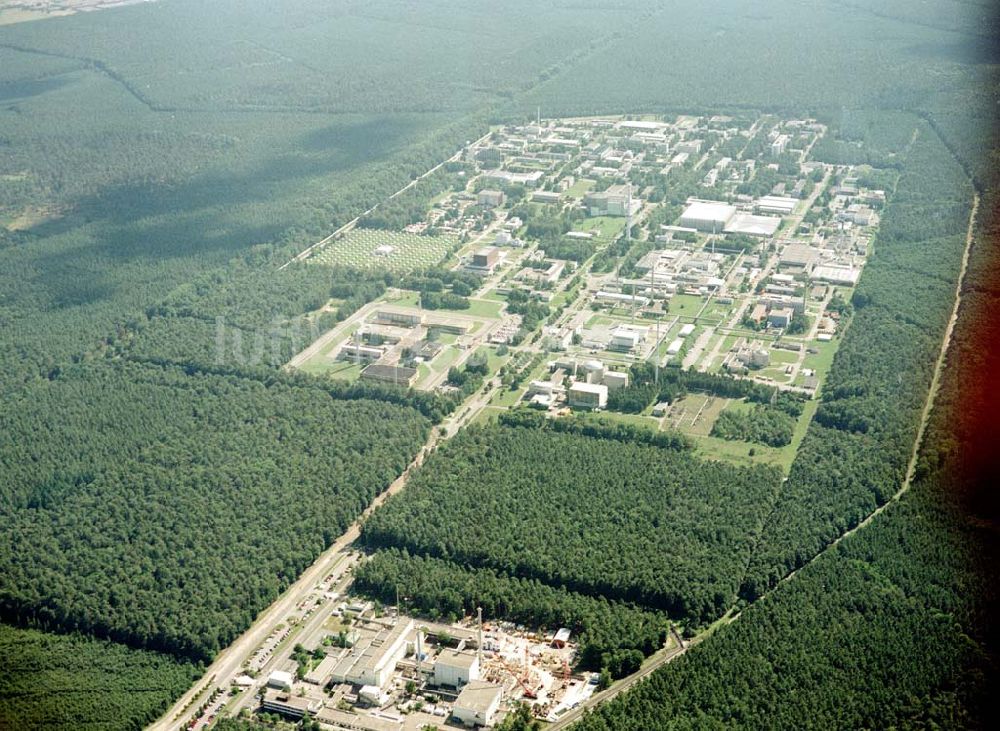 Linkenheim - Hochstetten aus der Vogelperspektive: Chemieindustriekomplex bri Linkenheim - Hochstetten.