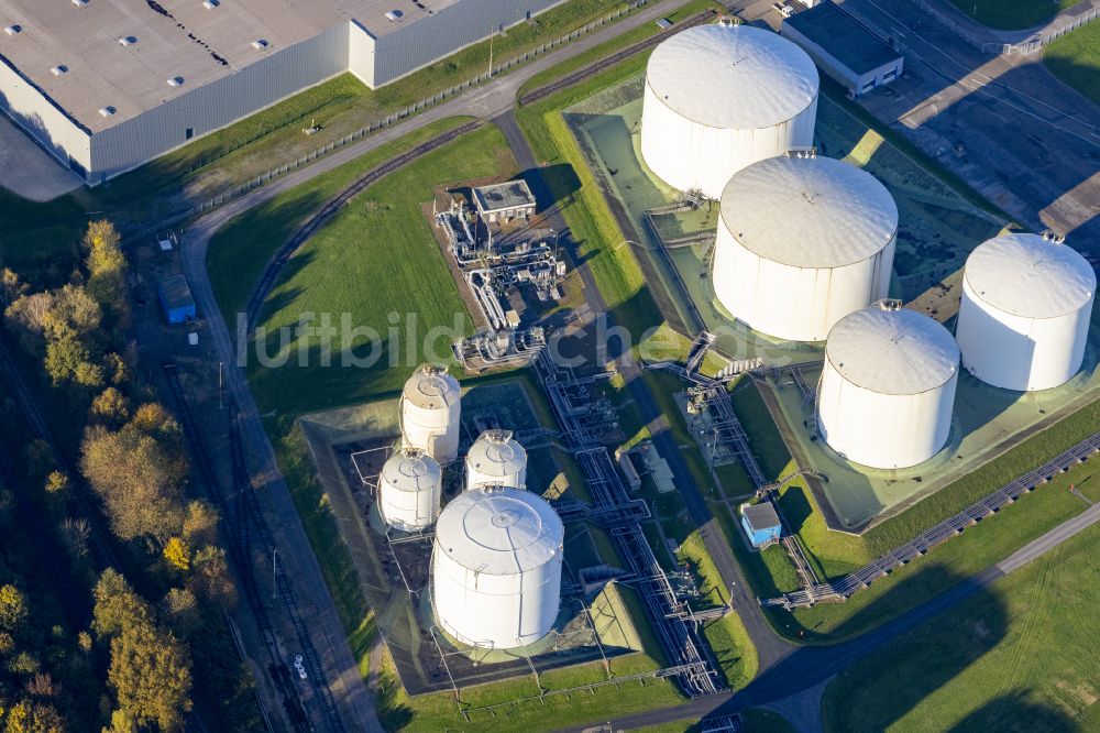 Baerl aus der Vogelperspektive: Chemiekalien - Hochtanklager in Baerl im Bundesland Nordrhein-Westfalen, Deutschland