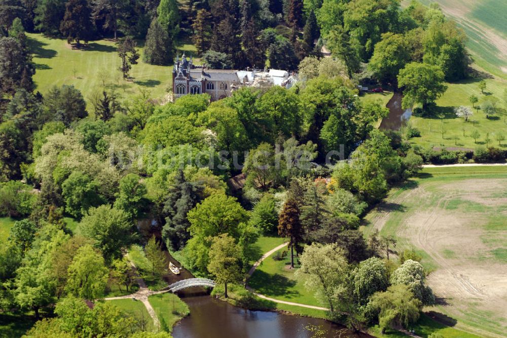 WÖRLITZ aus der Vogelperspektive: Chinesische (Weiße) Brücke und das Gotische Haus im UNESCO-Welterbe Gartenreich Dessau-Wörlitz