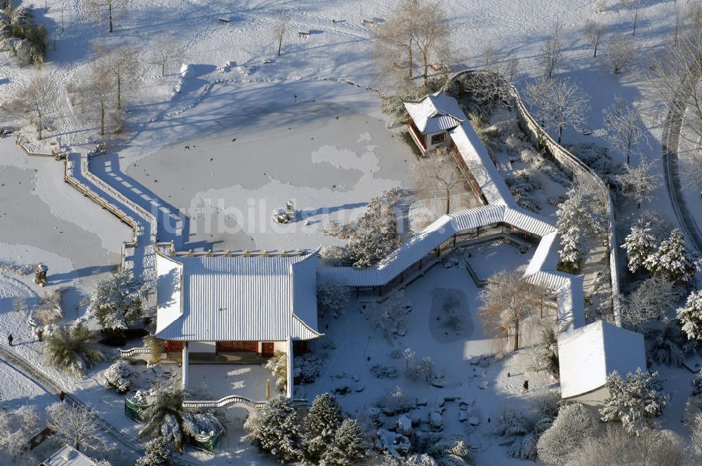 Luftbild Berlin - Chinesischer Garten in den Gärten der Welt im Erholungspark Marzahn in Berlin