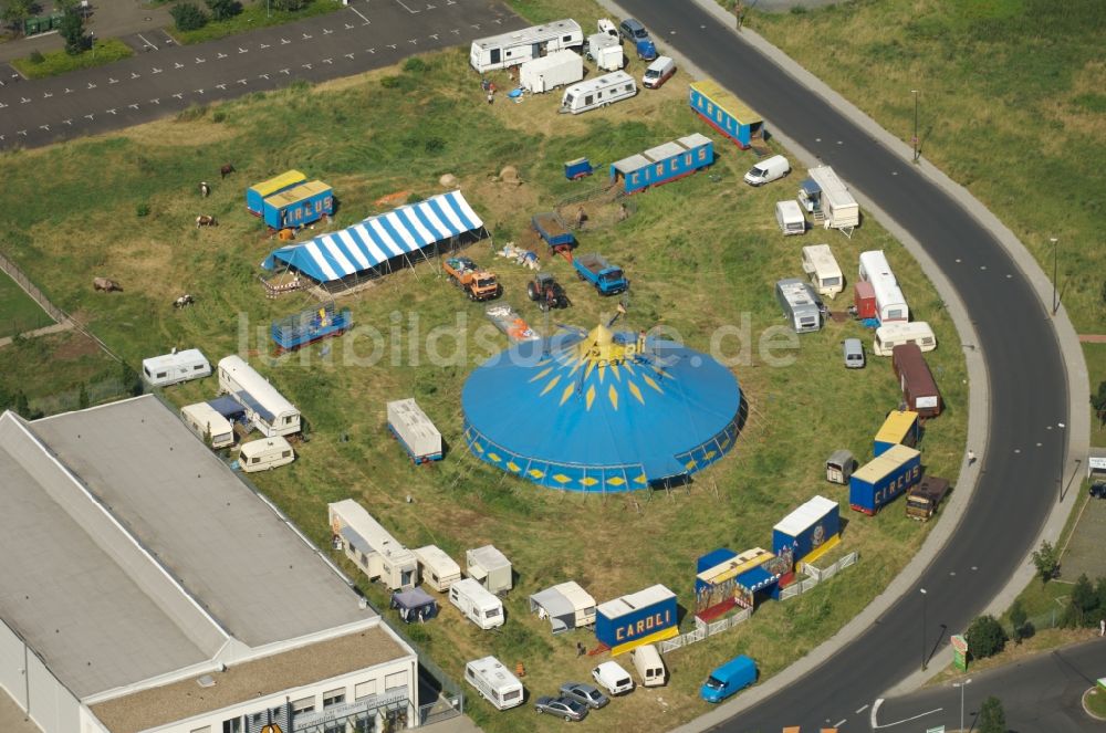 Köln aus der Vogelperspektive: Circus- Zelt- Kuppeln des Zirkus Caroli im Ortsteil Marsdorf in Köln im Bundesland Nordrhein-Westfalen, Deutschland