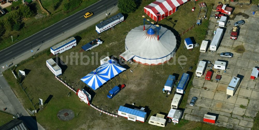 Luftaufnahme Bernau - Circus- Zelt- Kuppeln des Zirkus Circus Samadhi an der Albertshofer Chaussee in Bernau im Bundesland Brandenburg, Deutschland