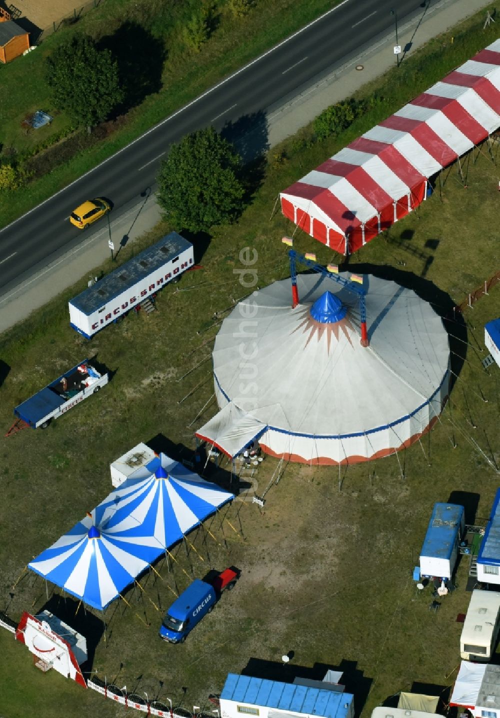 Bernau von oben - Circus- Zelt- Kuppeln des Zirkus Circus Samadhi an der Albertshofer Chaussee in Bernau im Bundesland Brandenburg, Deutschland