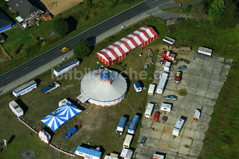 Bernau aus der Vogelperspektive: Circus- Zelt- Kuppeln des Zirkus Circus Samadhi an der Albertshofer Chaussee in Bernau im Bundesland Brandenburg, Deutschland