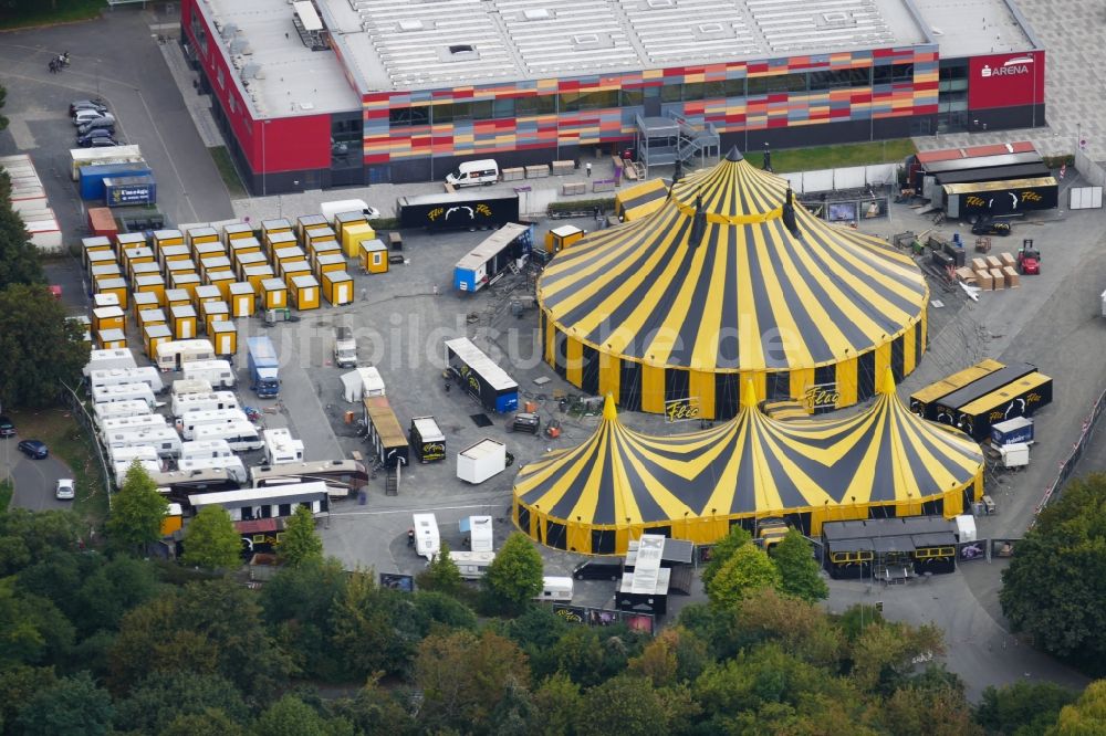 Göttingen von oben - Circus- Zelt- Kuppeln des Zirkus Flic Flac in Göttingen im Bundesland Niedersachsen