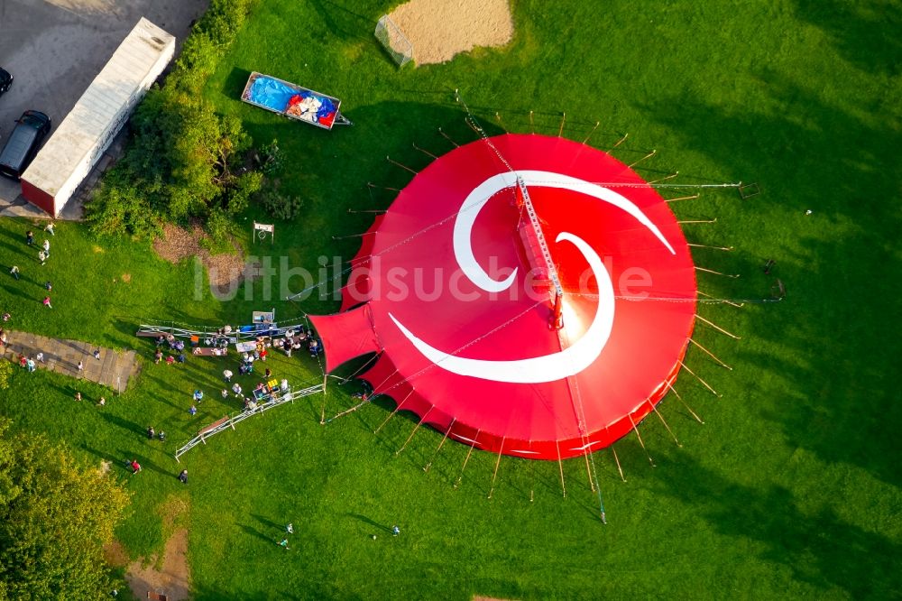 Luftaufnahme Hattingen - Circus- Zelt- Kuppeln des Zirkus der Grundschule GGS Oberwinzerfeld in Hattingen im Bundesland Nordrhein-Westfalen