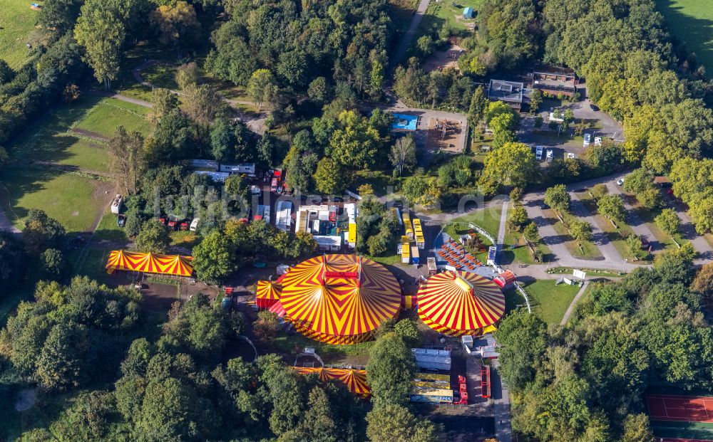 Luftaufnahme Gelsenkirchen - Circus- Zelt- Kuppeln des Zirkus Probst in Gelsenkirchen im Bundesland Nordrhein-Westfalen, Deutschland