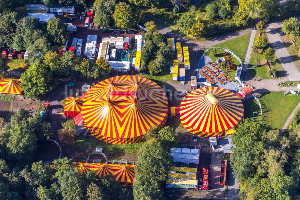 Gelsenkirchen von oben - Circus- Zelt- Kuppeln des Zirkus Probst in Gelsenkirchen im Bundesland Nordrhein-Westfalen, Deutschland