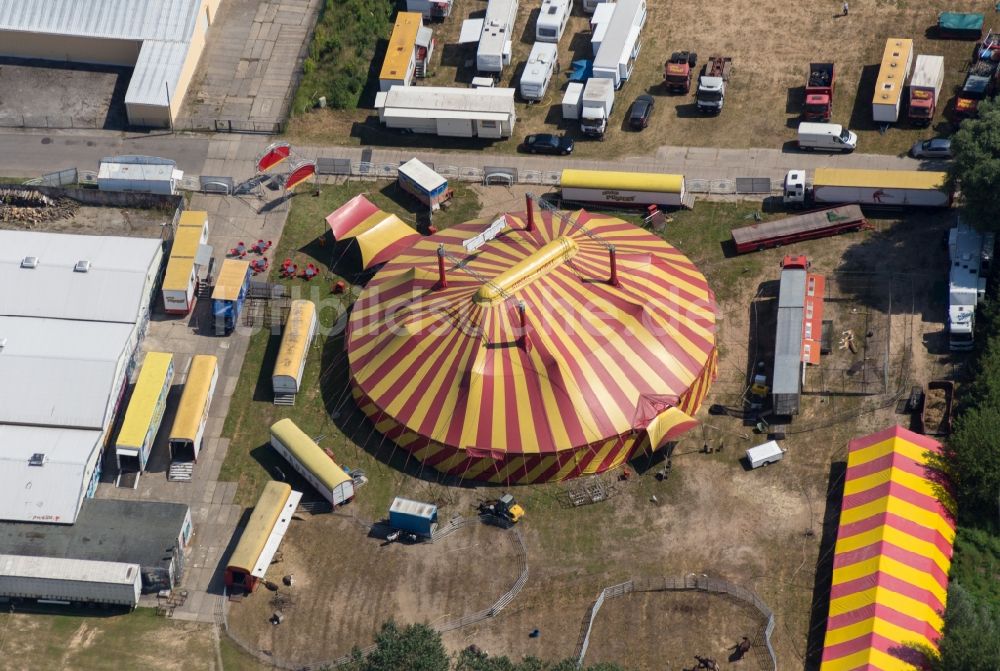 Pasewalk von oben - Circus- Zelt- Kuppeln des Zirkus Probst in Pasewalk im Bundesland Mecklenburg-Vorpommern, Deutschland