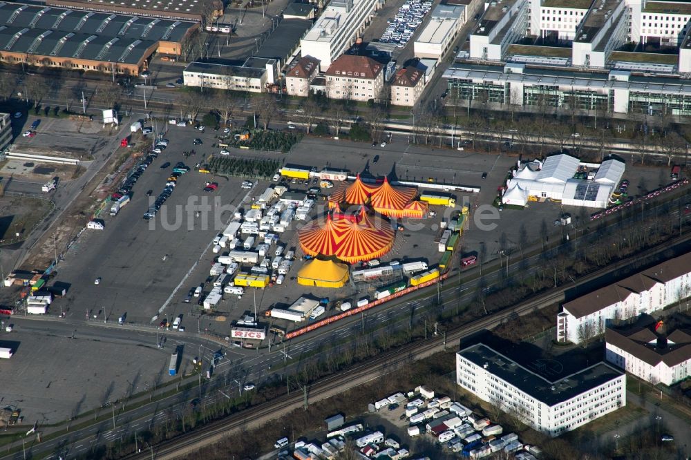 Karlsruhe von oben - Circus- Zelt- Kuppeln des Zirkus Ricö auf dem Messplatz in Karlsruhe im Bundesland Baden-Württemberg