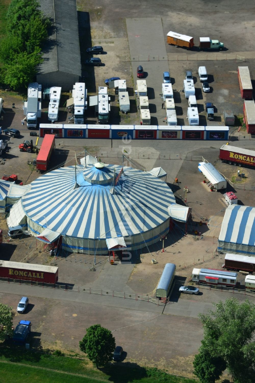 Magdeburg von oben - Circus- Zelt- Kuppeln des Zirkus Roncalli auf dem Messeplatz in Magdeburg im Bundesland Sachsen-Anhalt