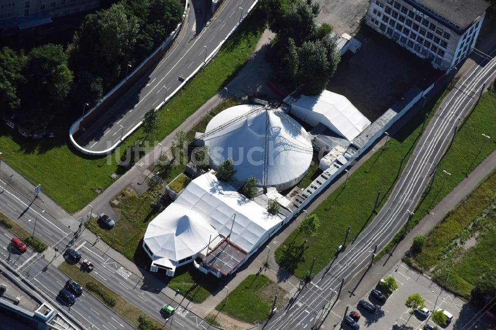 Luftaufnahme Dresden - Circus- Zelt- Kuppeln des Zirkus Trocadero in Dresden im Bundesland Sachsen