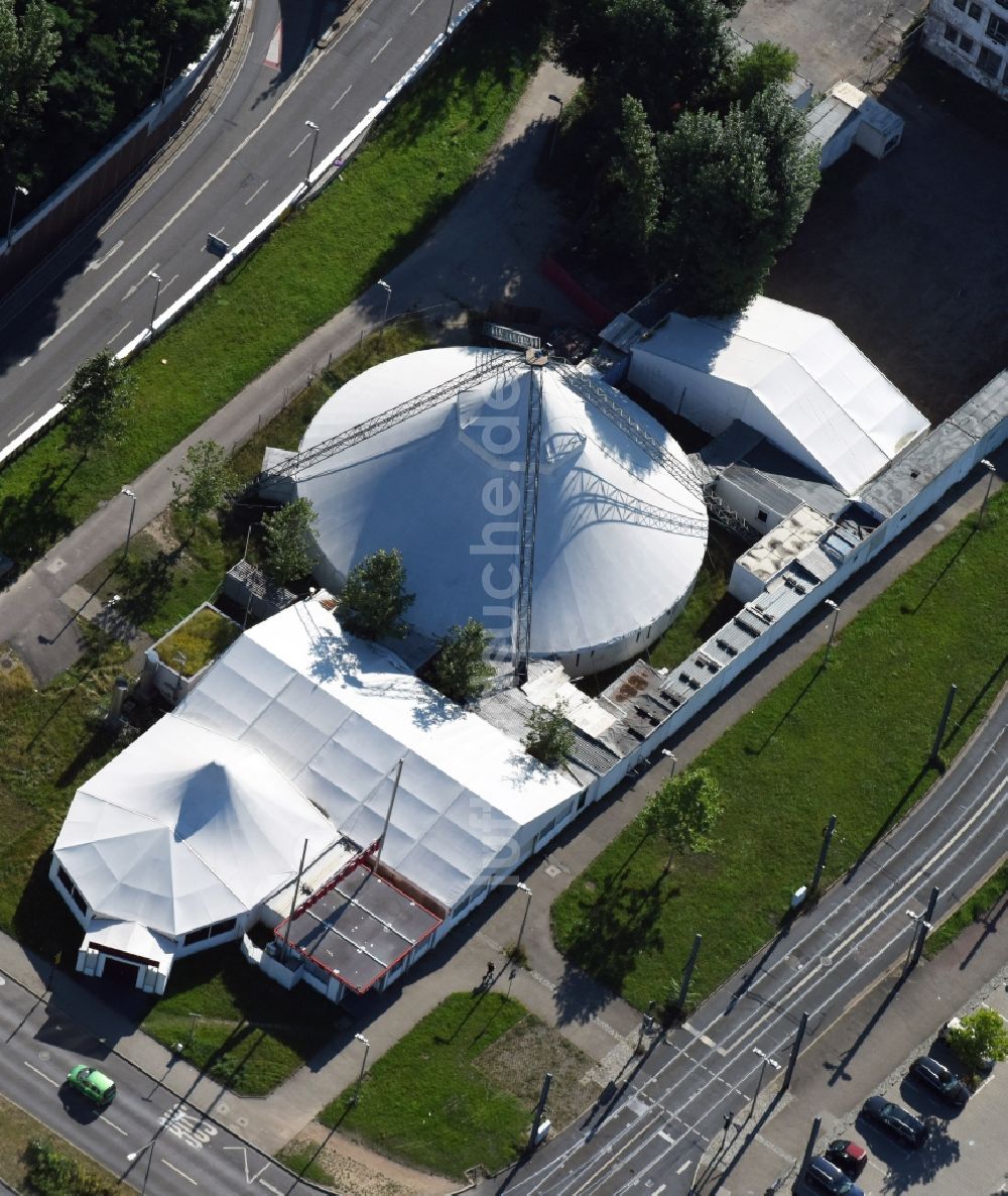 Dresden von oben - Circus- Zelt- Kuppeln des Zirkus Trocadero in Dresden im Bundesland Sachsen