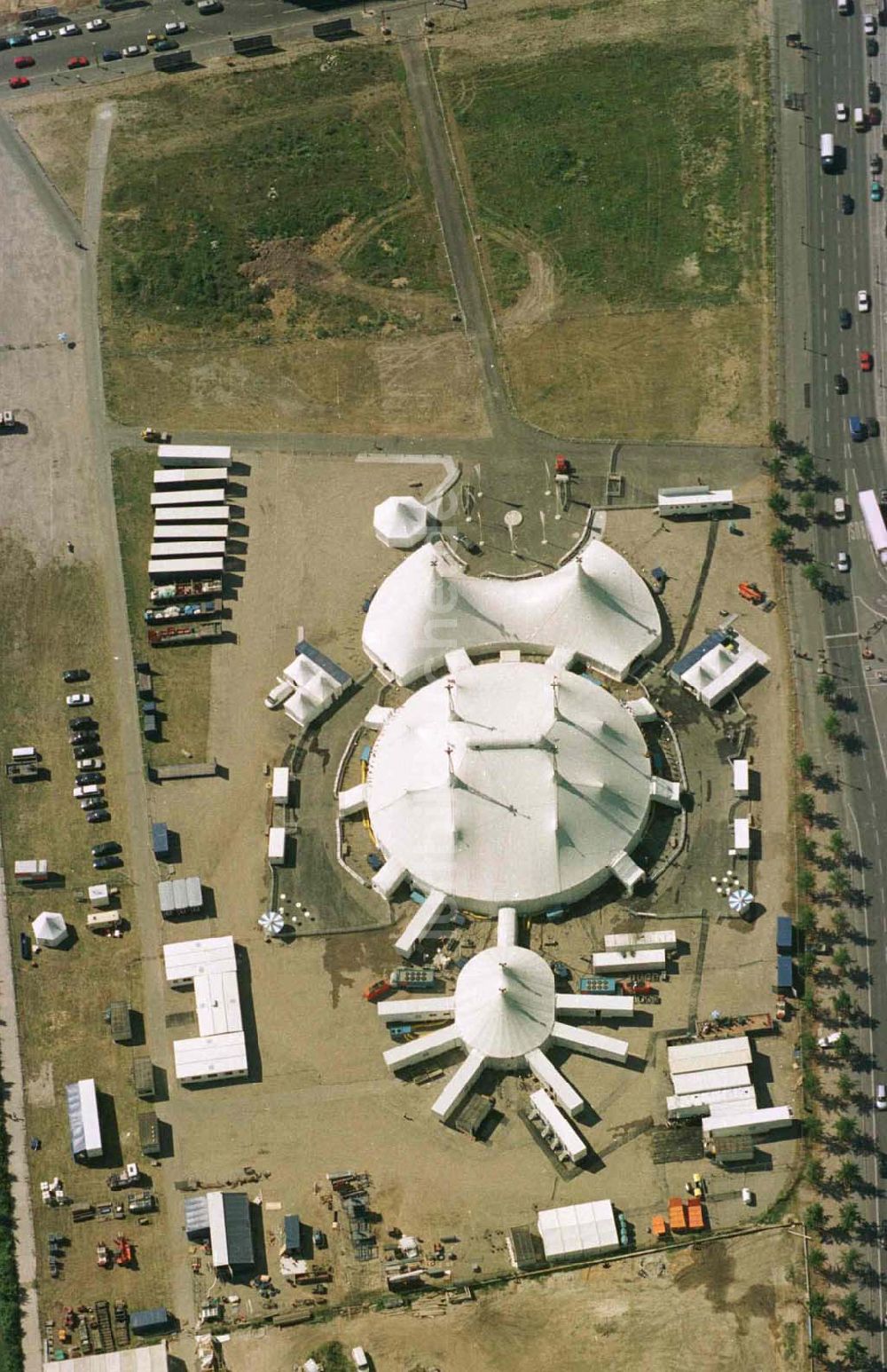 Berlin aus der Vogelperspektive: Cirque du Soleil am Potsdamer Platz in Berlin - Mitte.