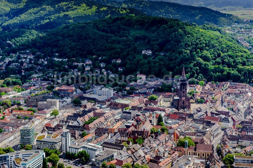 Luftbild Freiburg im Breisgau - City und Kathedrale Freiburger Münster am Münsterplatz in Freiburg im Breisgau im Bundesland Baden-Württemberg