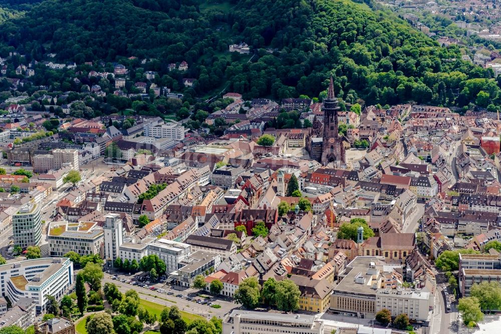 Luftaufnahme Freiburg im Breisgau - City und Kathedrale Freiburger Münster am Münsterplatz in Freiburg im Breisgau im Bundesland Baden-Württemberg