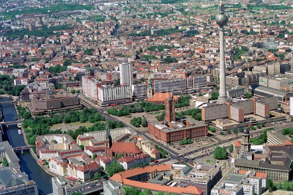 Berlin aus der Vogelperspektive: City-Ost in Berlin-Mitte mit Alexanderplatz und Nikolaiviertel