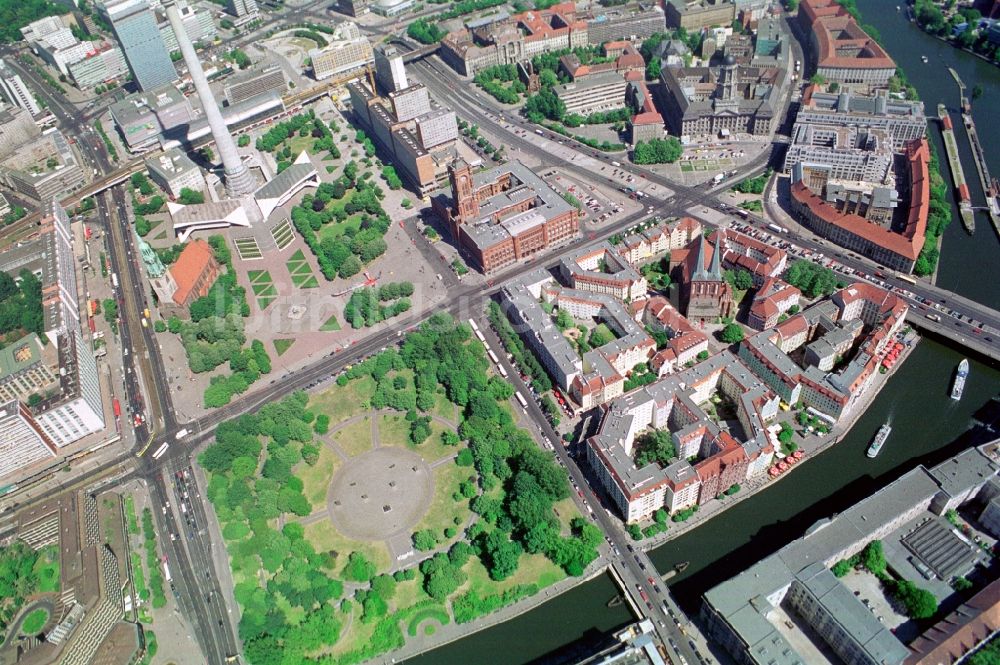 Berlin von oben - City-Ost in Berlin-Mitte mit Alexanderplatz und Nikolaiviertel