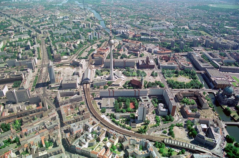 Berlin von oben - City-Ost in Berlin-Mitte mit Alexanderplatz und Nikolaiviertel