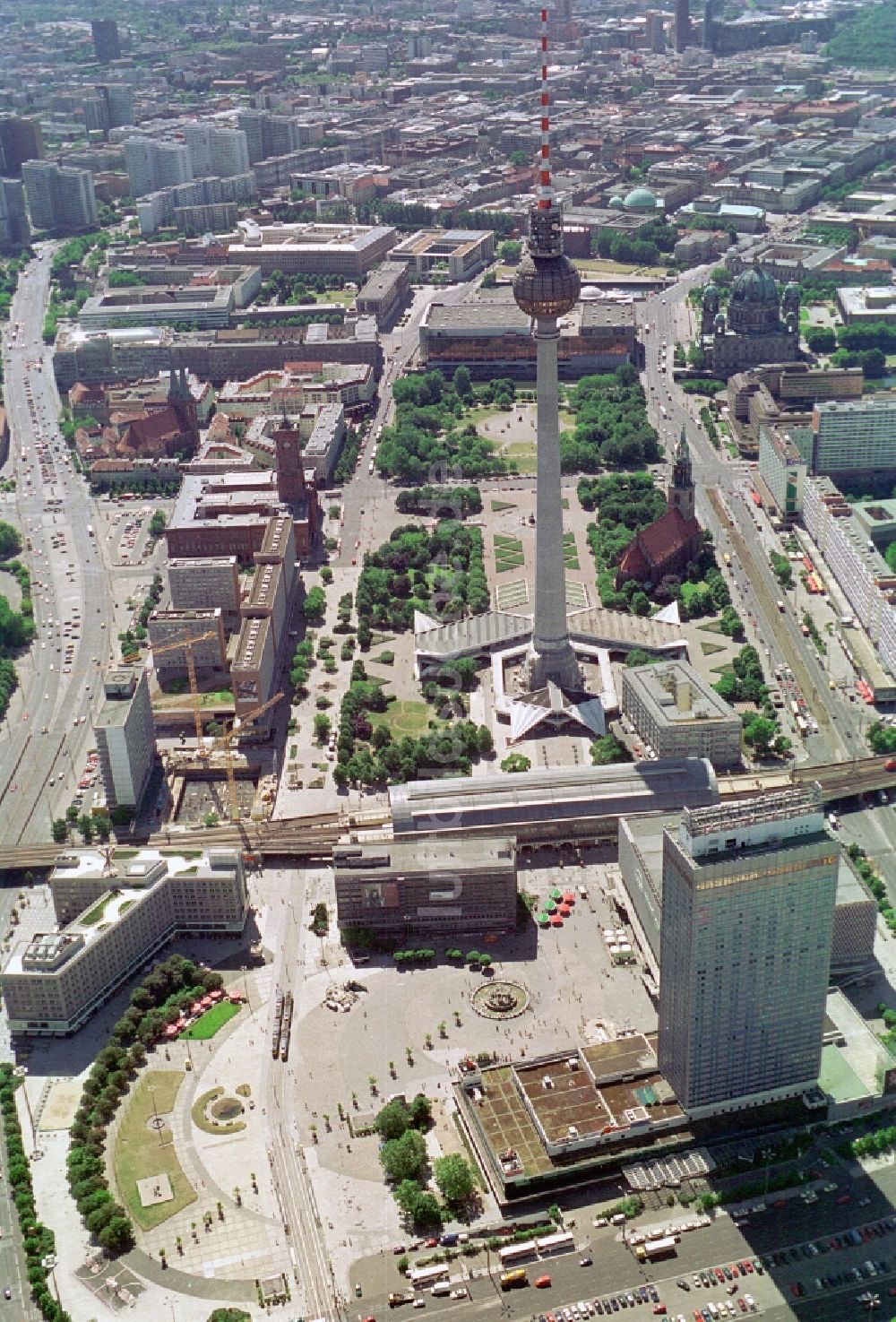 Luftaufnahme Berlin - City-Ost in Berlin-Mitte mit Alexanderplatz und Nikolaiviertel