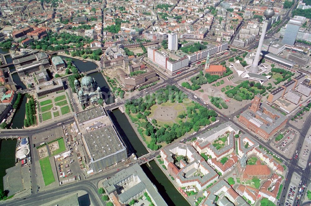 Berlin von oben - City-Ost in Berlin-Mitte mit Alexanderplatz, Nikolaiviertel und Museumsinsel