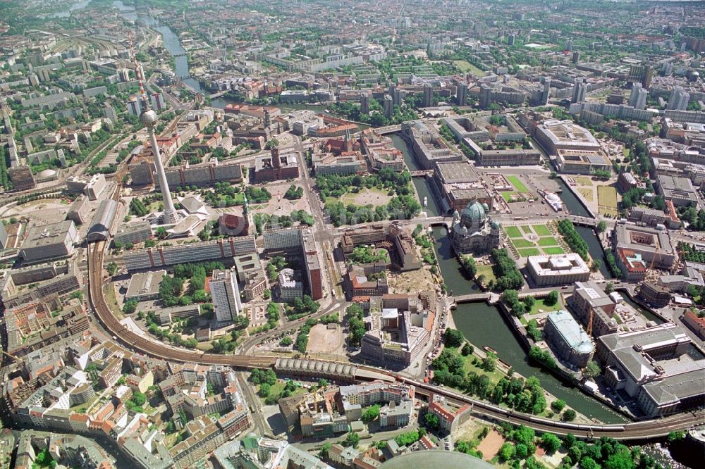 Luftaufnahme Berlin - City-Ost in Berlin-Mitte mit Alexanderplatz, Nikolaiviertel und Museumsinsel