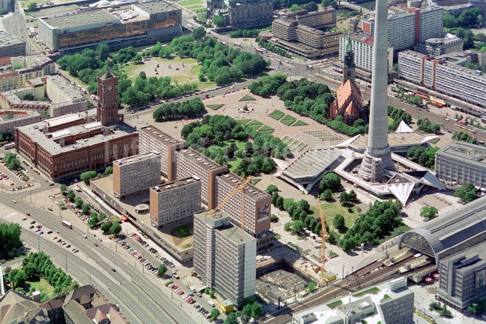 Berlin von oben - City-Ost in Berlin-Mitte mit Alexanderplatz und Palast der Republik