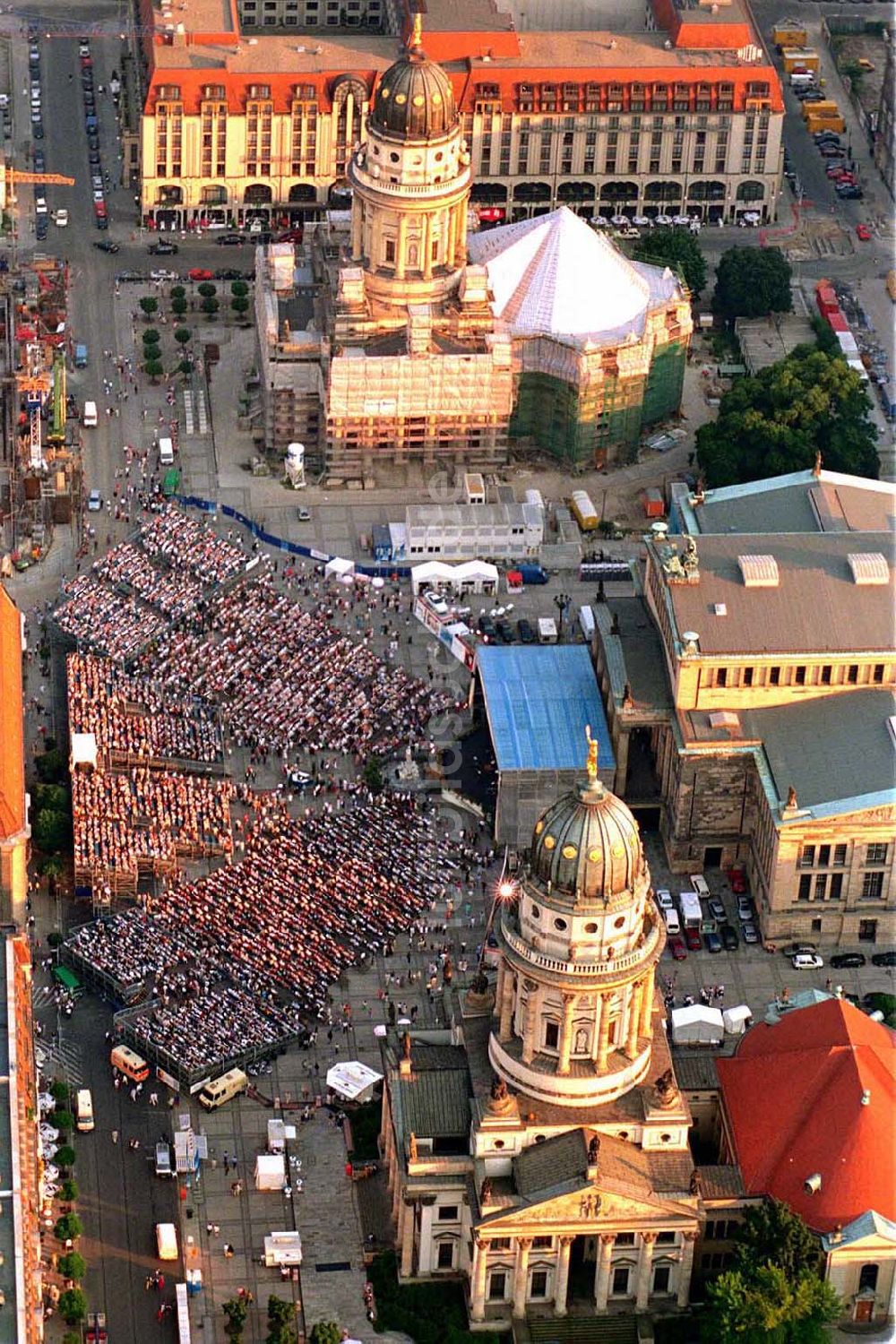 Berlin aus der Vogelperspektive: Classic Open Air - Konzert auf dem Berliner Gendarmenmarkt in Mitte.