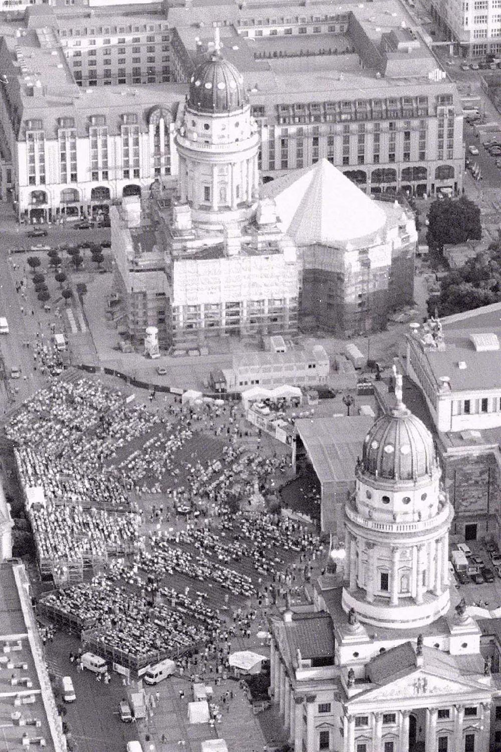 Berlin von oben - Classic Open Air - Konzert auf dem Berliner Gendarmenmarkt in Mitte.