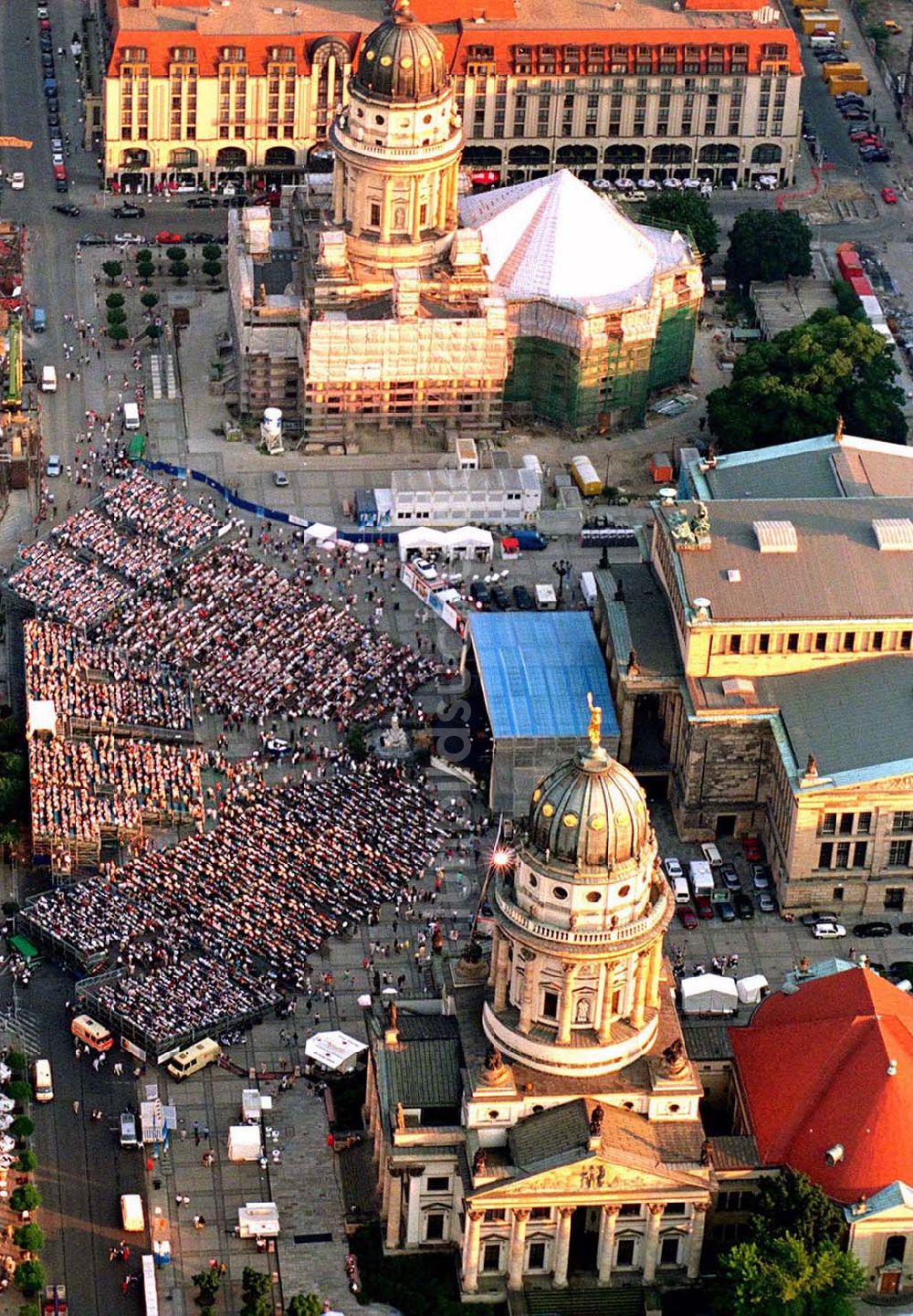 Luftbild Berlin - Classic Open Air - Konzert auf dem Berliner Gendarmenmarkt in Mitte.