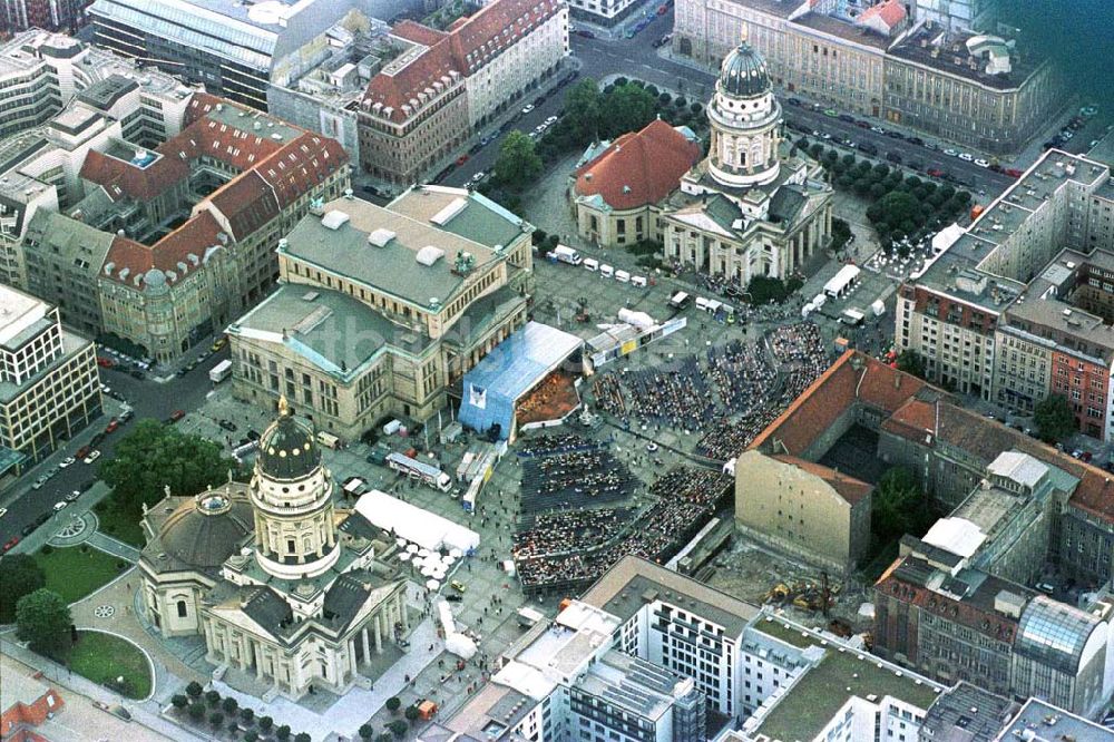 Berlin aus der Vogelperspektive: Classic Open Air - Konzert auf dem Berliner Gendarmenmarkt in Mitte.