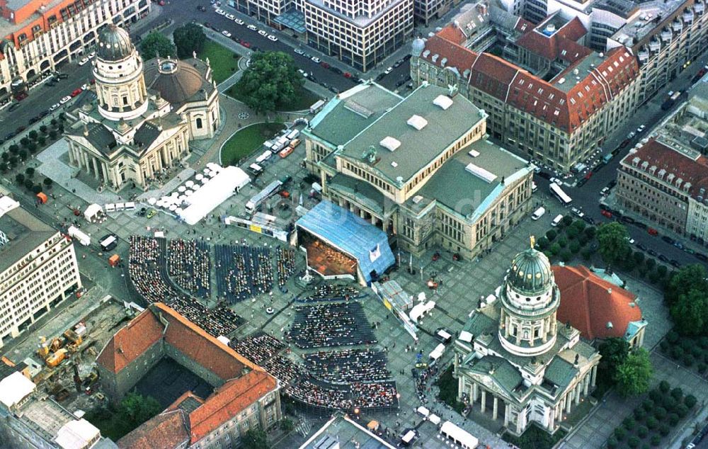 Berlin aus der Vogelperspektive: Classic Open Air - Konzert auf dem Berliner Gendarmenmarkt in Mitte.