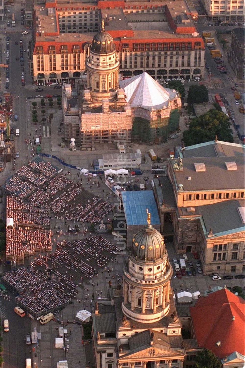 Berlin aus der Vogelperspektive: Classic Open Air - Konzert auf dem Berliner Gendarmenmarkt in Mitte.