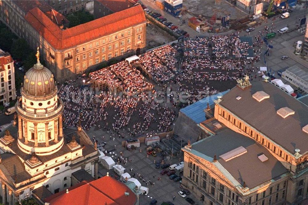 Berlin aus der Vogelperspektive: Classic Open Air - Konzert auf dem Berliner Gendarmenmarkt in Mitte.