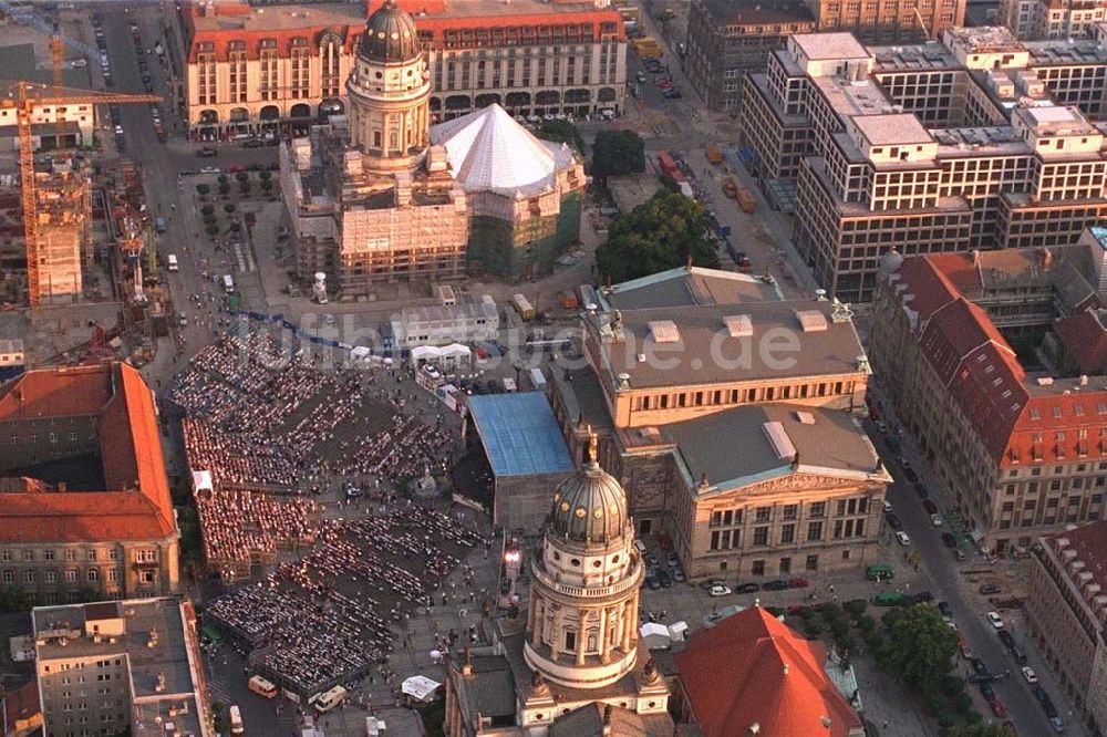 Berlin aus der Vogelperspektive: Classic Open Air - Konzert auf dem Berliner Gendarmenmarkt in Mitte.