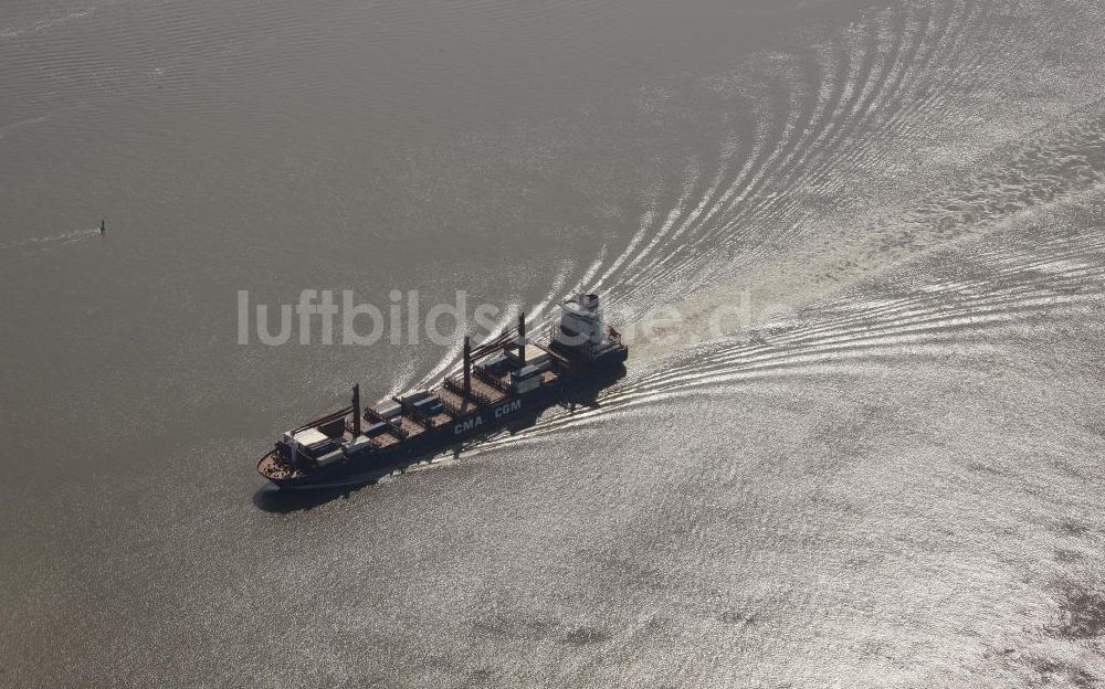 Luftbild Brunsbüttel - CMA CGM Containerschiff auf der Elbe bei Brunsbüttel