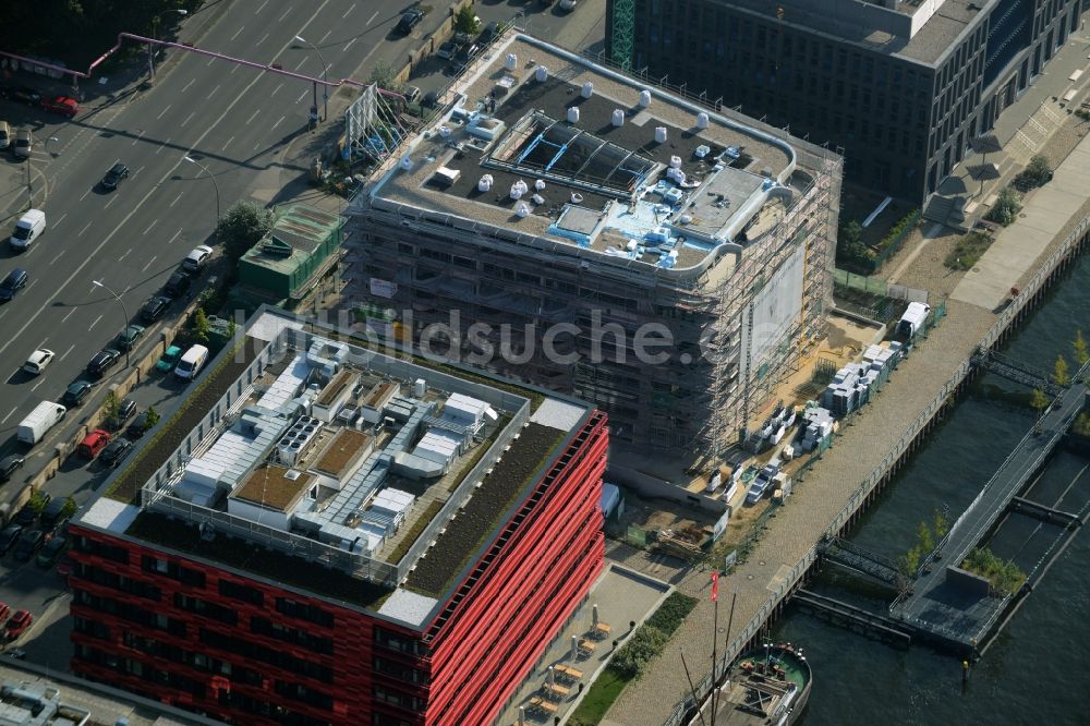 Luftbild Berlin - Coca-Cola- Haus an der Stralauer Allee am Ufer des Flusses Spree im Ortsteil Friedrichshain in Berlin