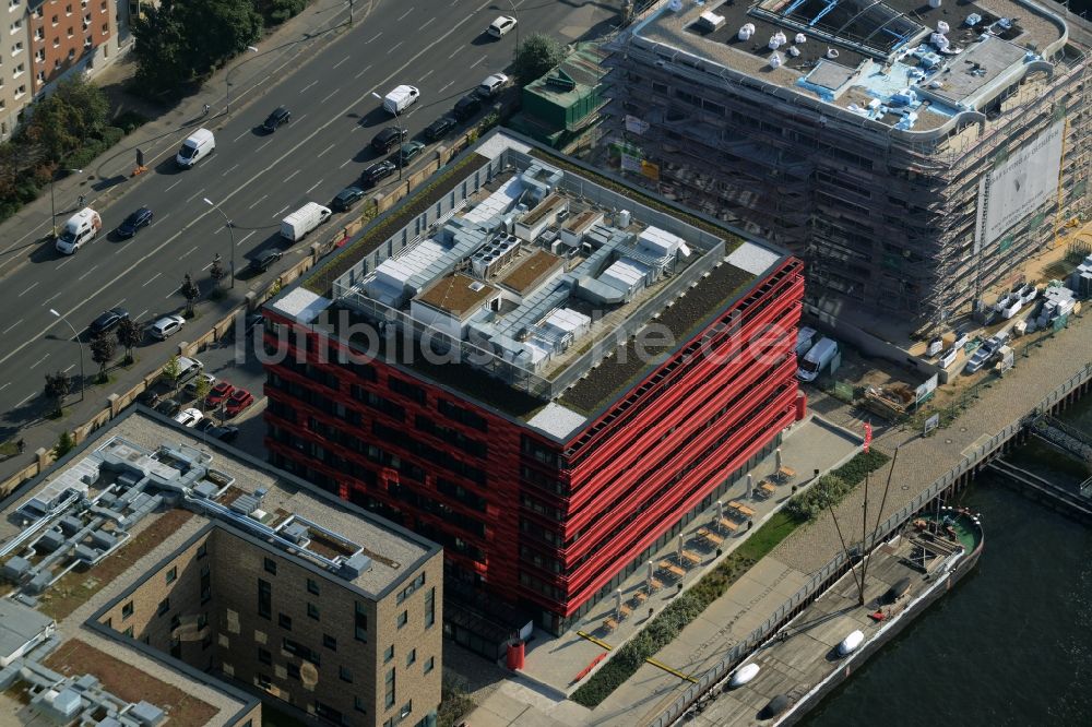 Luftaufnahme Berlin - Coca-Cola- Haus an der Stralauer Allee am Ufer des Flusses Spree im Ortsteil Friedrichshain in Berlin