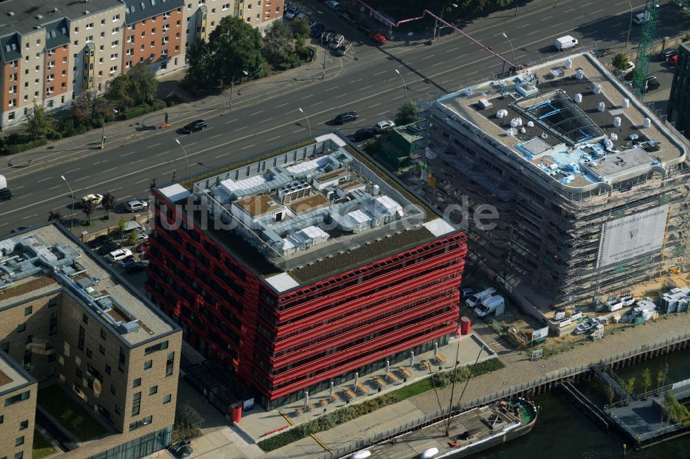 Berlin aus der Vogelperspektive: Coca-Cola- Haus an der Stralauer Allee am Ufer des Flusses Spree im Ortsteil Friedrichshain in Berlin