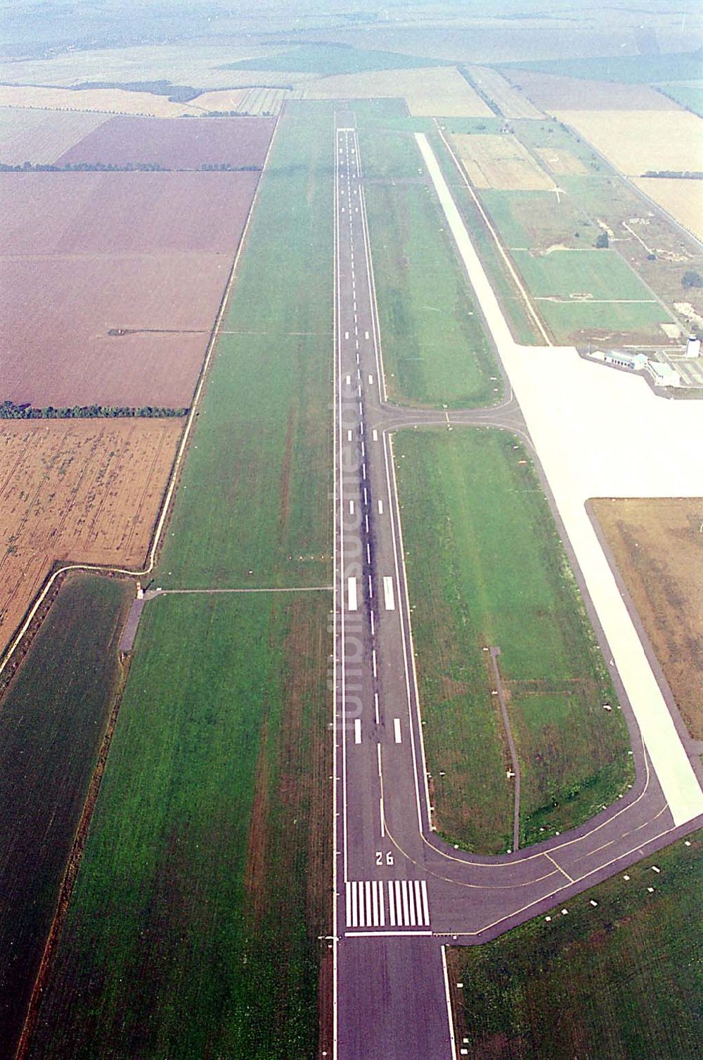 Cochstedt / Sachsen-Anhalt von oben - Cochstedt / Sachsen-Anhalt Blick auf Roll- und Landebahn des Flughafens von Cochstedt (westlich von Stassfurt) in Sachsen-Anhalt