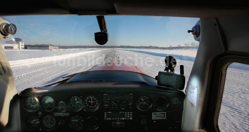 Marl aus der Vogelperspektive: Cockpit eines Sportflugzeuges Cessna C152 beim Start auf der winterlich schneebedeckten Piste des Flugplatz Marl