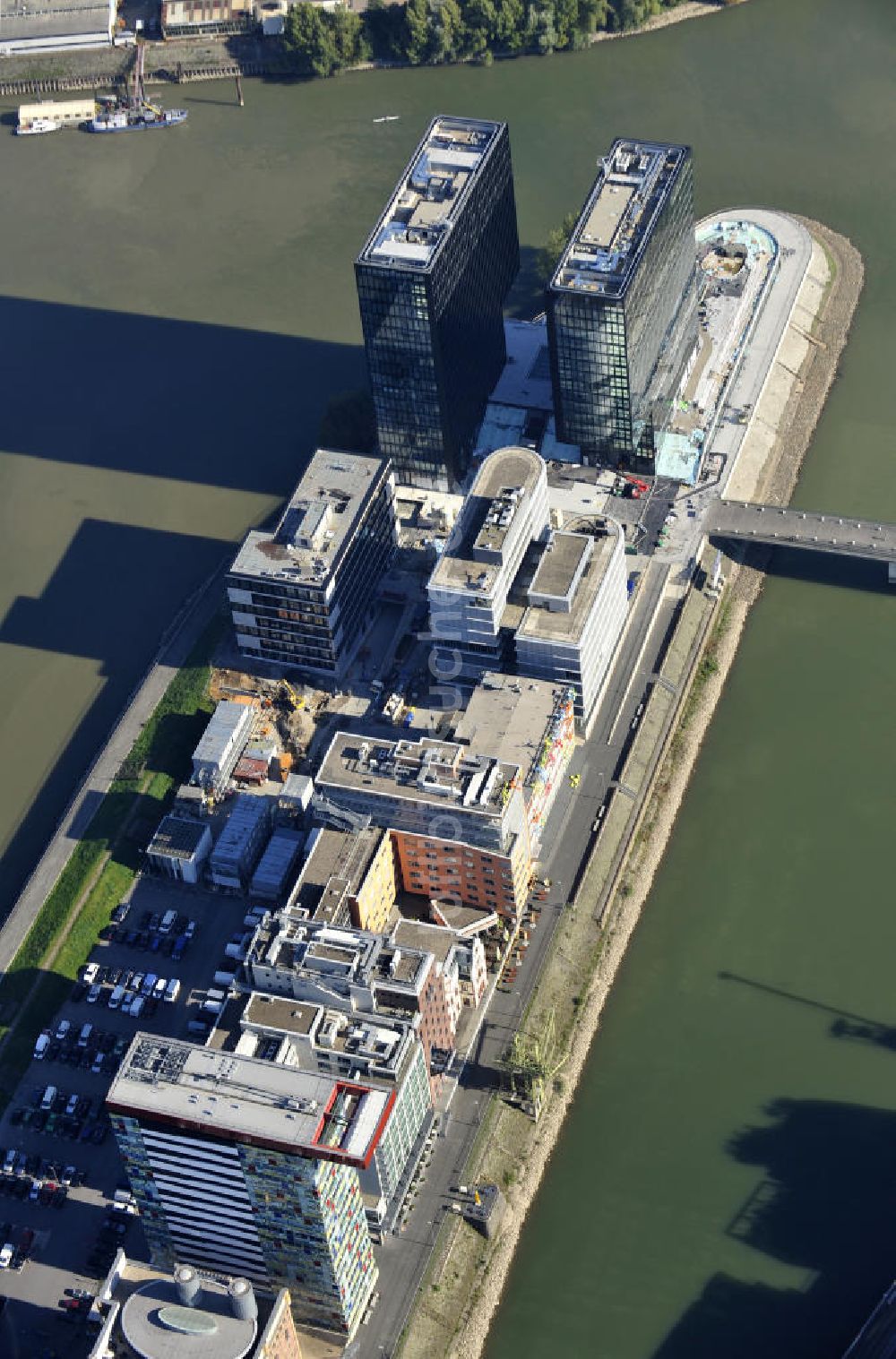 Luftaufnahme Düsseldorf - Colorium und Zwillingstürme im Medienhafen Düsseldorf