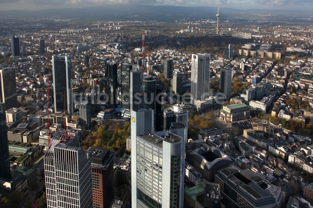 Frankfurt am Main aus der Vogelperspektive: Commerzbank- Hochhaus in der Skyline von Frankfurt am Main im Bundesland Hessen